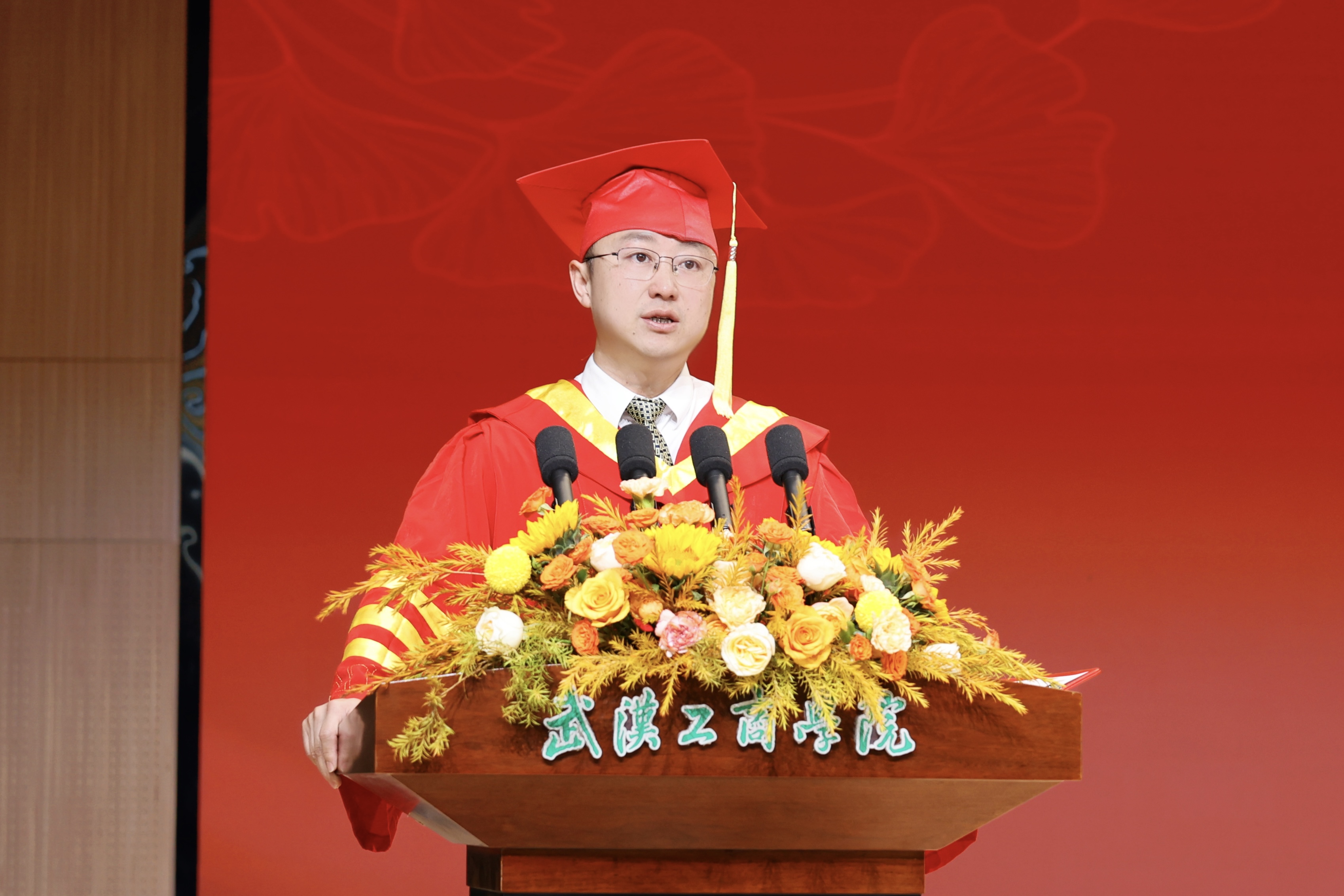 湖北日报客户端：BB贝博艾弗森官方网站校长勉励毕业生：别等风来，自己先跑起来
