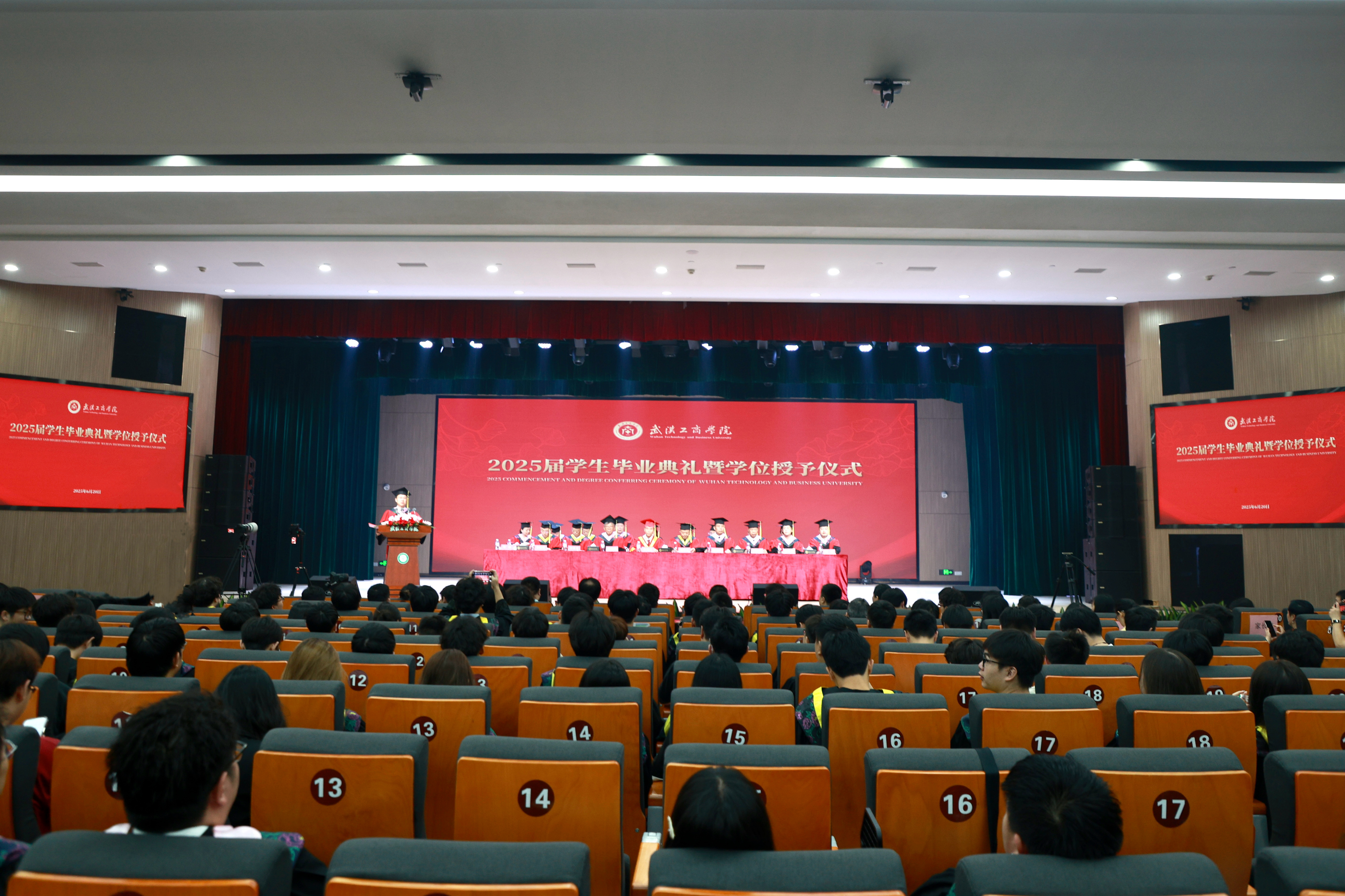 湖北日报微信公众号：湖北一校长公布手机号：3万条短信，全部回复！