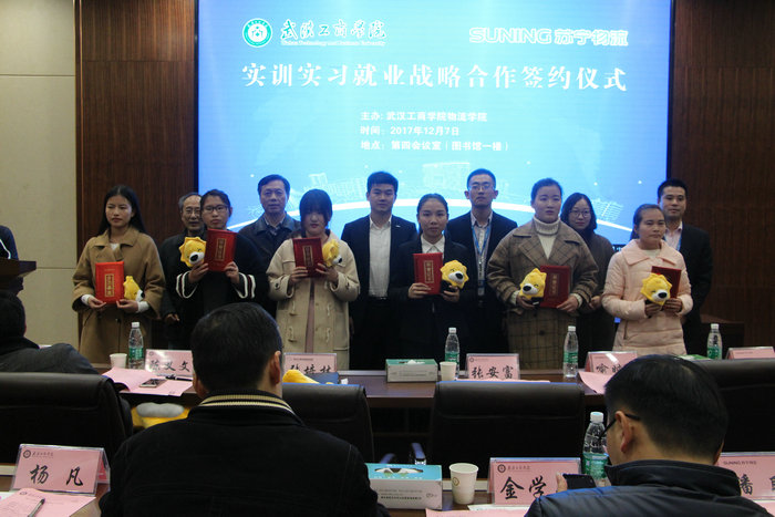 BB贝博艾弗森官方网站和苏宁集团领导为参与企业课程实训优秀学生颁奖 摄影：关翘楚_副本.JPG