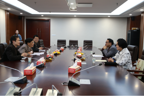 1446773877202292.png 座谈会现场 摄影:王晨杲.png