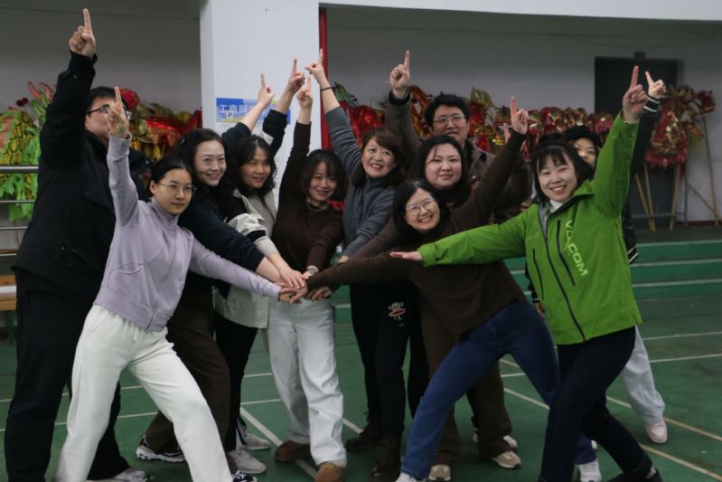 2025年三八妇女节拔河比赛